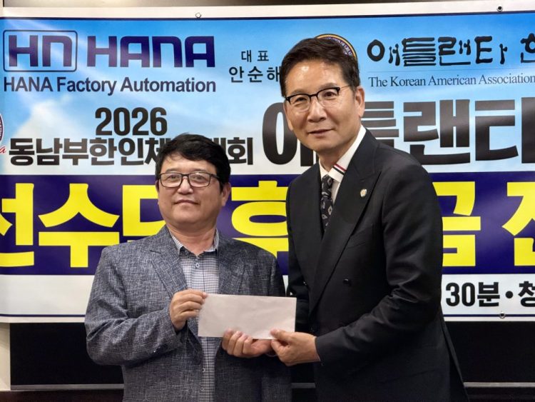 안순해 대표(왼쪽)가 박은석 회장에게 후원금을 전달하고 있다. 윤지아 기자.