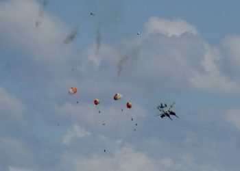 17일, 미국 아이다호주 마운틴홈 공군 기지 인근에서 열린 에어쇼 도중, 두 대의 EA-18G 그롤러 군용 전투기가 공중 충돌한 후 승무원 4명이 비상 탈출했다. [로이터]