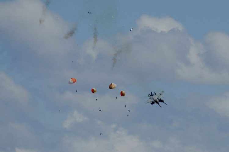 17일, 미국 아이다호주 마운틴홈 공군 기지 인근에서 열린 에어쇼 도중, 두 대의 EA-18G 그롤러 군용 전투기가 공중 충돌한 후 승무원 4명이 비상 탈출했다. [로이터]