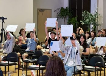 '제헌 국회의 정원은 38도선 이남 지역에 200석, 이북 지역에 100석이 배정되었다'에 대한 O, X 문제에 학생들이 답을 적어 들었다. 윤지아 기자