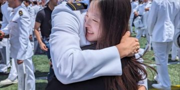 해군 소위로 임관한 오빠와 이연재 양.