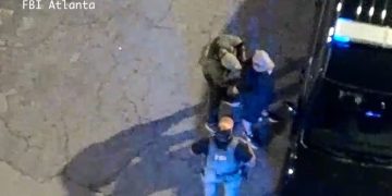 FBI 애틀랜타 지부가 로렌조 로하스-마르티네스를  센테니얼 올림픽 공원 상공에 드론을 날린 혐의로 체포하고 있다. [FBI]
