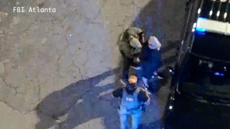 FBI 애틀랜타 지부가 로렌조 로하스-마르티네스를  센테니얼 올림픽 공원 상공에 드론을 날린 혐의로 체포하고 있다. [FBI]