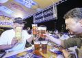 지난해 '2025 대구 치맥 페스티벌'에서 방문객들이 카스 브랜드 부스를 찾아 맥주와 치킨을 즐기고 있다. 사진 오비맥주