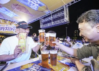 지난해 '2025 대구 치맥 페스티벌'에서 방문객들이 카스 브랜드 부스를 찾아 맥주와 치킨을 즐기고 있다. 사진 오비맥주