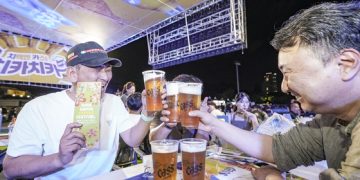 지난해 '2025 대구 치맥 페스티벌'에서 방문객들이 카스 브랜드 부스를 찾아 맥주와 치킨을 즐기고 있다. 사진 오비맥주