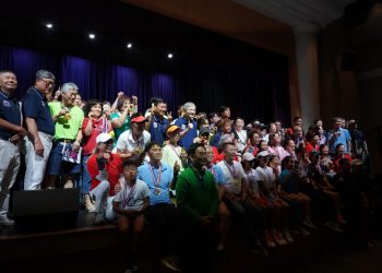 6일 둘루스 고등학교 강당에서 열린 체전 폐회식에서 참가 선수들이 한자리에 모여 메달을 들어보이고 있다.