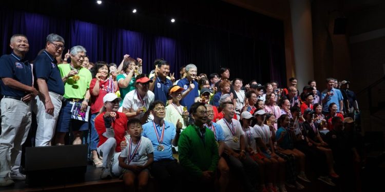 6일 둘루스 고등학교 강당에서 열린 체전 폐회식에서 참가 선수들이 한자리에 모여 메달을 들어보이고 있다.