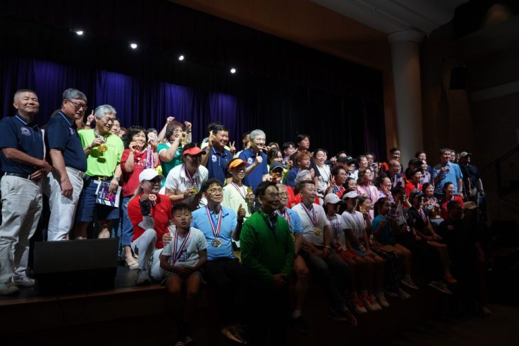 6일 둘루스 고등학교 강당에서 열린 체전 폐회식에서 참가 선수들이 한자리에 모여 메달을 들어보이고 있다.