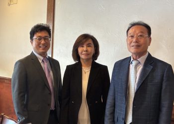 미주한상총연의 존 박  대변인, 김미경 이사장, 황병구 회장. 장채원 기자