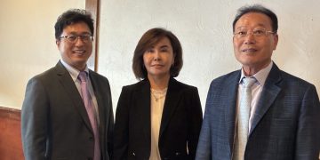 미주한상총연의 존 박  대변인, 김미경 이사장, 황병구 회장. 장채원 기자