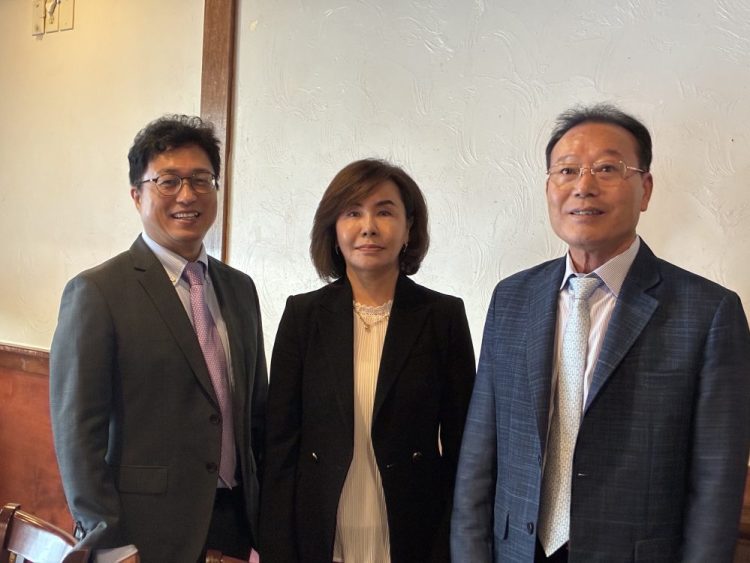 미주한상총연의 존 박 대변인, 김미경 이사장, 황병구 회장. 장채원 기자