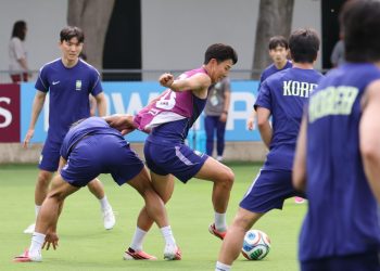 2026 북중미 월드컵에 출전하는 손흥민을 비롯한 축구 국가대표팀이 6일 베이스캠프 훈련장인 멕시코 과달라하라 치바스 바예 베르데에서 멕시코 도착 후 첫 훈련을 하고 있다. [연합뉴스 사진]