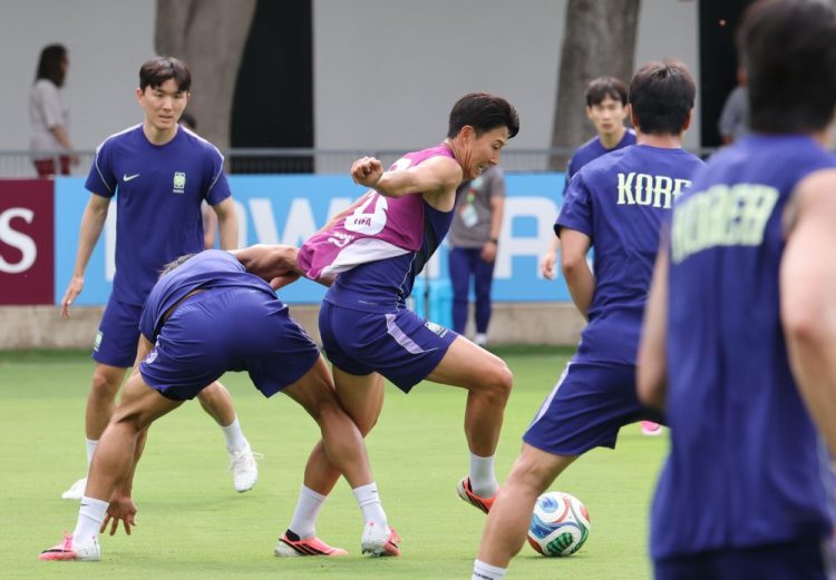 2026 북중미 월드컵에 출전하는 손흥민을 비롯한 축구 국가대표팀이 6일 베이스캠프 훈련장인 멕시코 과달라하라 치바스 바예 베르데에서 멕시코 도착 후 첫 훈련을 하고 있다. [연합뉴스 사진]