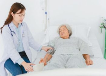 장기요양은 비용이 많이 들고 메디케이드나 별도의 보험을 들어야 하기 때문에 고령층의 은퇴 자산을 소진하는 위험 요인이 되고 있다.