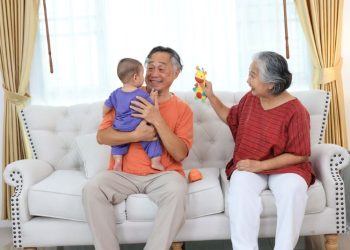 손주를 정기적으로 돌보는 조부모들의 무급 노동과 경제적 지원 규모가 연간 9000억 달러를 상회하는 것으로 나타났다. [출처 셔터스톡]
