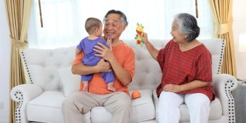 손주를 정기적으로 돌보는 조부모들의 무급 노동과 경제적 지원 규모가 연간 9000억 달러를 상회하는 것으로 나타났다. [출처 셔터스톡]