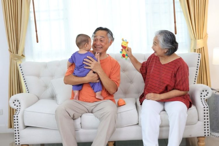 손주를 정기적으로 돌보는 조부모들의 무급 노동과 경제적 지원 규모가 연간 9000억 달러를 상회하는 것으로 나타났다. [출처 셔터스톡]