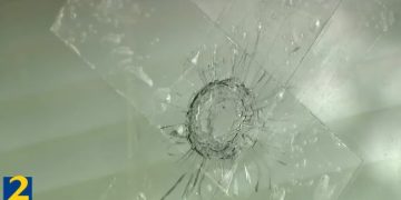 드라이브바이 총격으로 창문이 관통당한 흔적. [WSB-TV 보도영상 캡처]