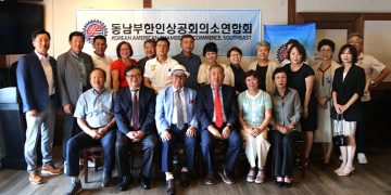 동남부총연 집행부 상견례에 참석한 임원들이 기념사진을 찍었다.