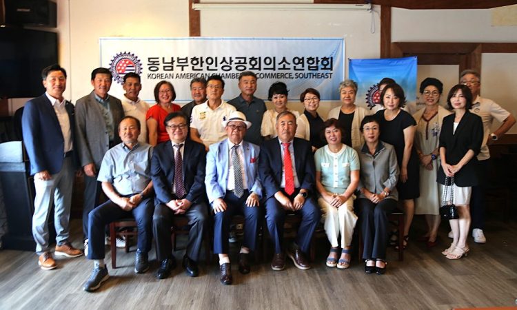 동남부총연 집행부 상견례에 참석한 임원들이 기념사진을 찍었다.