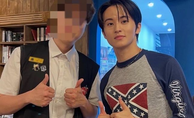 그룹 NCT 출신 가수 마크가 인종차별 상징으로 간주되는 남부연합기 문양이 새겨진 의상을 입은 모습. 온라인 커뮤니티 캡처