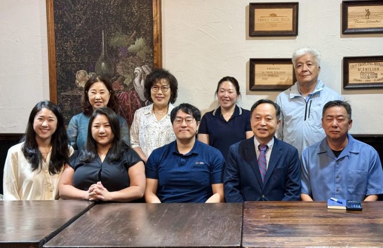 3일 킥스타트 행사를 설명하는 기자회견에서 월드옥타 및 차세대 관계자들이 참석해 단체사진을 찍었다. 윤지아 기자