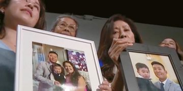 천승현씨의 유가족이 1주기를 앞두고 가족사진을 들고 음주운전 가해자에 대한 엄정한 처벌과 음주운전 근절을 촉구하고 있다. [폭스7 오스틴 캡처]