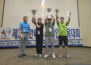 박승범 회장(가운데)가 트로피를 들어올리고 있다.