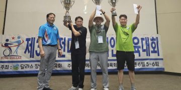박승범 회장(가운데)가 트로피를 들어올리고 있다.