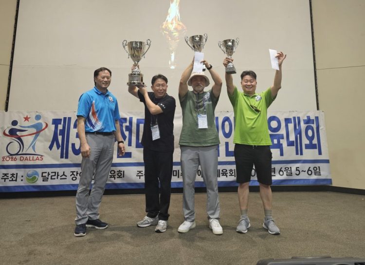 박승범 회장(가운데)가 트로피를 들어올리고 있다.