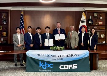 해양진흥공사와 CBRE 관계자들이 10일 오전 귀넷상공회의소에 모여 업무협약을 체결했다. 윤지아 기자