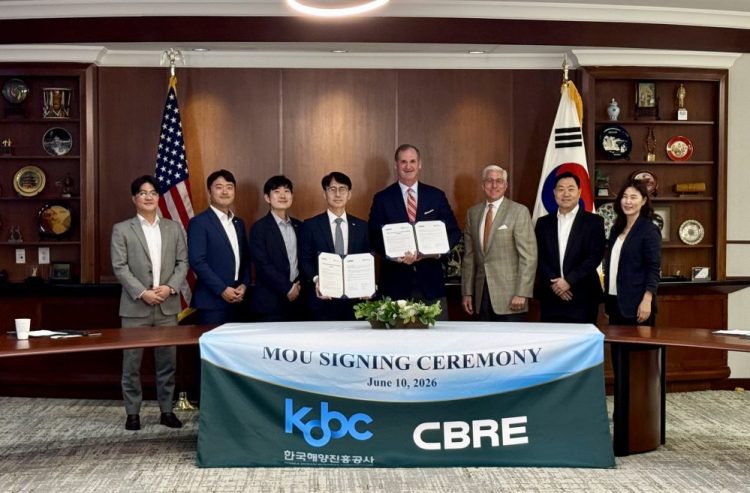 해양진흥공사와 CBRE 관계자들이 10일 오전 귀넷상공회의소에 모여 업무협약을 체결했다. 윤지아 기자