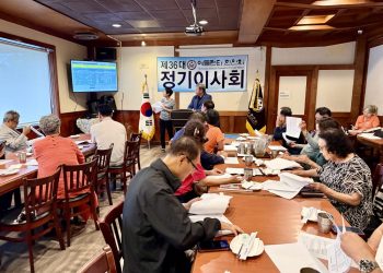 8일 이사들이 재무보고서를 검토하고 있다. 윤지아 기자.