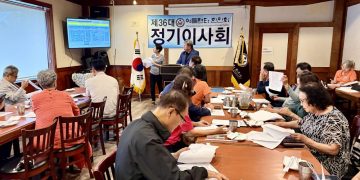 8일 이사들이 재무보고서를 검토하고 있다. 윤지아 기자.
