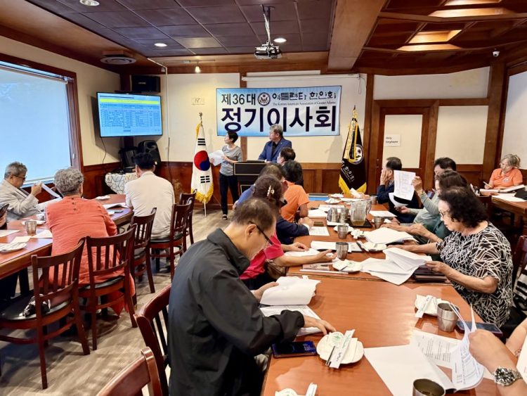 8일 이사들이 재무보고서를 검토하고 있다. 윤지아 기자.