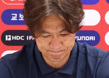 한국축구국가대표팀의 홍명보 감독이 28일(현지시간) 멕시코 사포판 치바스 바예 베르데에서 기자회견을 하며 사퇴 의사를 밝히고 있다. [연합뉴스]