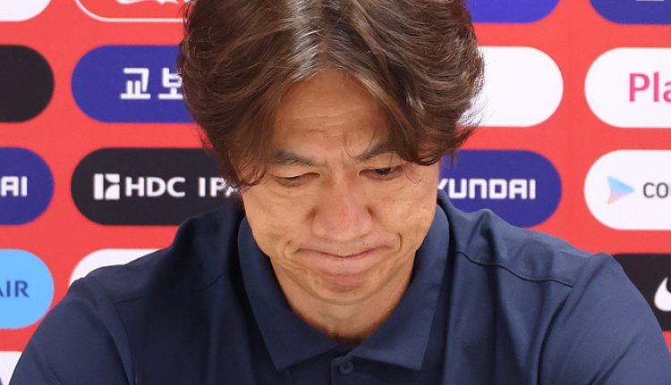 한국축구국가대표팀의 홍명보 감독이 28일(현지시간) 멕시코 사포판 치바스 바예 베르데에서 기자회견을 하며 사퇴 의사를 밝히고 있다. [연합뉴스]