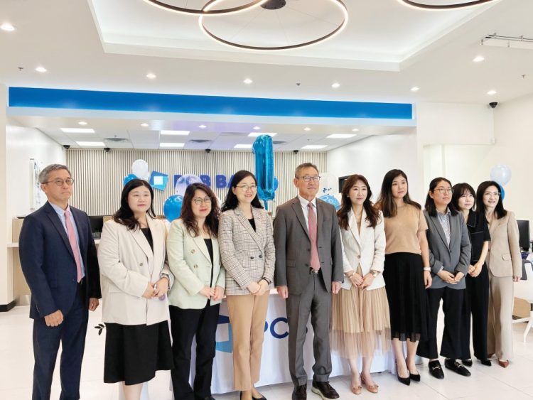 개점 1주년을 맞은 조지아주 스와니 지점 축하 행사에 참석한 헨리 김 PCB은행장과 직원들. 장채원 기자